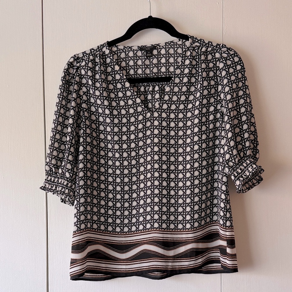 Ann Taylor Factory Black, Brown and white patterned Blouse. Vneck, size SP
